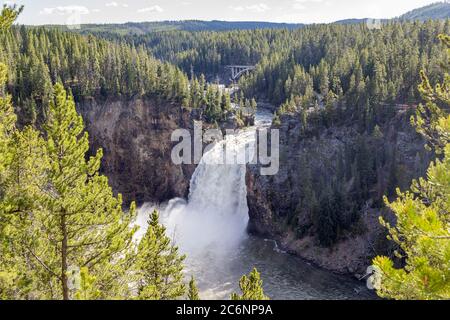 Die oberen Wasserfälle des Yellowstone Flusses mit Chittenden Bridge im Hintergrund Stockfoto