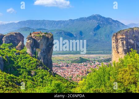 Kloster der Heiligen Dreifaltigkeit auf Felswand, Meteora, Griechenland und Kalampaka-Stadt im Tal Stockfoto