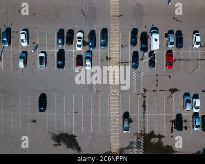 Draufsicht auf großen Parkplatz mit Drohne Stockfoto