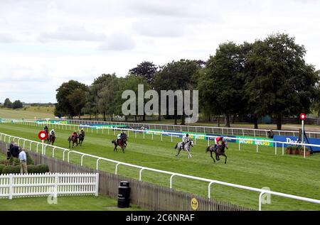 Indie Angel von Jockey Nicky Mackay gewinnt die britischen Hengststuds EBF-Stutfohlen Handicap am dritten Tag des Moet and Chandon July Festivals auf der Newmarket Racecourse. Stockfoto