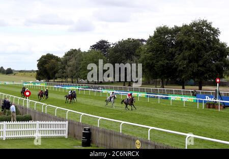 Indie Angel von Jockey Nicky Mackay gewinnt die britischen Hengststuds EBF-Stutfohlen Handicap am dritten Tag des Moet and Chandon July Festivals auf der Newmarket Racecourse. Stockfoto