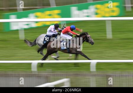 Indie Angel von Nicky Mackay (rechts) gewinnt am dritten Tag des Moet and Chandon July Festivals auf der Newmarket Racecourse den britischen Hengst EBF-Stutfohlen Handicap. Stockfoto