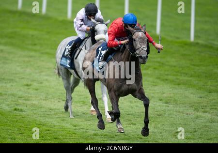 Indie Angel von Nicky Mackay gewinnt am dritten Tag des Moet and Chandon July Festivals auf der Newmarket Racecourse die Handicap-Einsätze der britischen Hengststuds EBF-Stutfohlen. Stockfoto