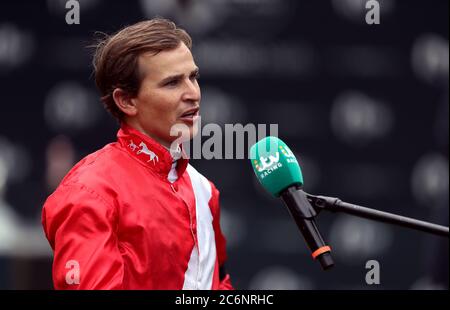 Jockey Nicky Mackay wird von ITV Racing interviewt, nachdem er am dritten Tag des Moet and Chandon July Festivals auf der Newmarket Racecourse die britischen Hengststuds EBF-Stutfohlen mit Indie Angel gewonnen hat. Stockfoto