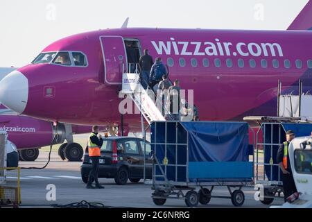 Wizz Air startet ihre internationalen Flüge von Polen nach 3 Monaten Pause, nachdem die polnischen Grenzen als Reaktion auf die Coronavirus-Krankheit 2019 geschlossen wurden Stockfoto