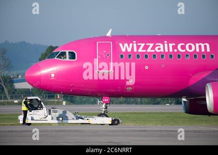 Wizz Air startet ihre internationalen Flüge von Polen nach 3 Monaten Pause, nachdem die polnischen Grenzen als Reaktion auf die Coronavirus-Krankheit 2019 geschlossen wurden Stockfoto