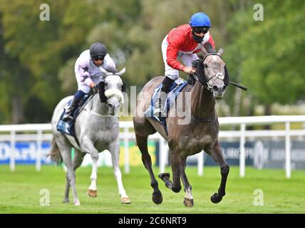 Indie Angel von Nicky Mackay (rechts) gewinnt die britischen Hengststuds EBF-Stutfohlen Handicap Stakes am dritten Tag des Moet and Chandon July Festivals auf der Newmarket Racecourse. Stockfoto