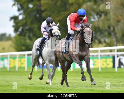 Indie Angel von Nicky Mackay (rechts) gewinnt die britischen Hengststuds EBF-Stutfohlen Handicap Stakes am dritten Tag des Moet and Chandon July Festivals auf der Newmarket Racecourse. Stockfoto