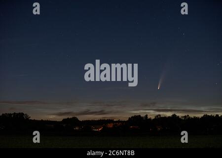 KOMET Neowise C/2020 F3 über Deutschland Stockfoto
