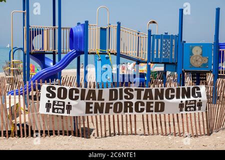 COVID-19 Goderich Ontario Kanada Gemeindezeichen Soziale Distanzierung erzwungen Gepostet am Strand Spielplatz der Stadt am Lake Huron Stockfoto