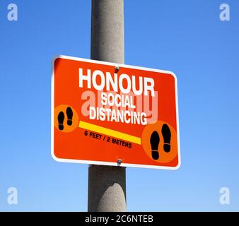 COVID-19 Goderich Ontario Kanada Gemeindeschilder Soziale Distanzierung Gepostet am Strand am Huron See Stockfoto