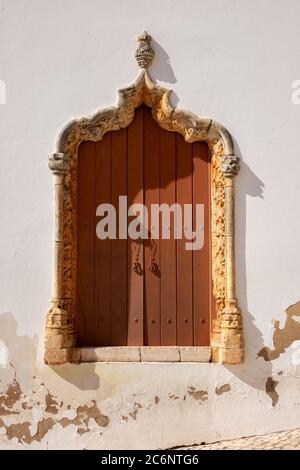 Altes Tor auf der Rua da SE gegenüber der Kathedrale von Silves ein weiteres religiöses Gebäude in Silves Portugal Stockfoto