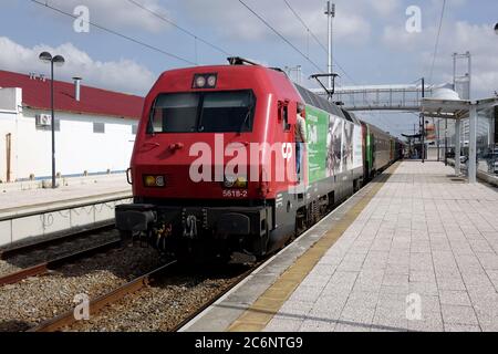 CP - Portugiesische Eisenbahn Serie 5600 Elektro Inter City Zug nach Lissabon hielt am Bahnhof Albufeira Ferreiras mit EINER speziellen "Free and Equal" Lackierung Stockfoto