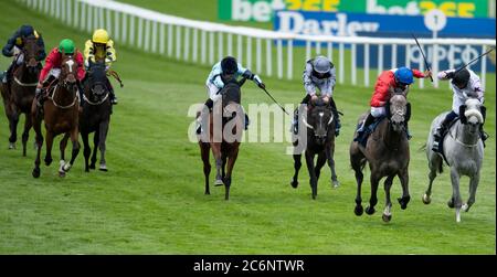 Indie Angel, geritten von Nicky Mackay (zweiter rechts), gewinnt am dritten Tag des Moet and Chandon July Festivals auf der Newmarket Racecourse die Handicap Stakes der britischen Hengststuds EBF-Fohlen. Stockfoto