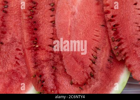 Nahaufnahme Scheiben Wassermelone mit Gruben. Saftige und reife Wassermelone Stockfoto