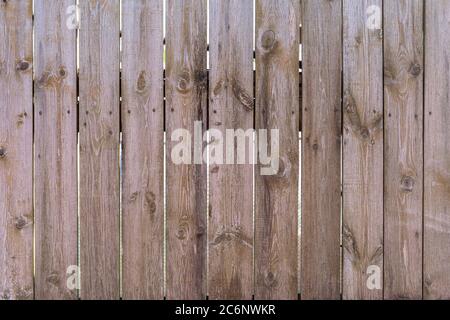 Textur eines alten Holzzauns. Baum verblasste in der Sonne Stockfoto