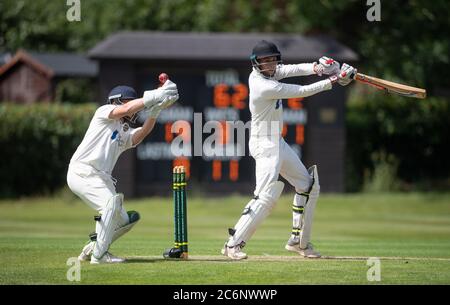 Spieler, die während eines Intra-Club-Spiels im Cricket Club Newtown Linford in Leicestershire aktiv sind. Stockfoto