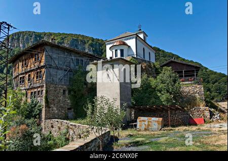 Östlich-orthodoxen Glozhene Kloster St. George, gebaut von 13 Jahrhundert und Kirche mit Kreuz, auf dem nördlichen, Hänge des Balkans Berg Stockfoto