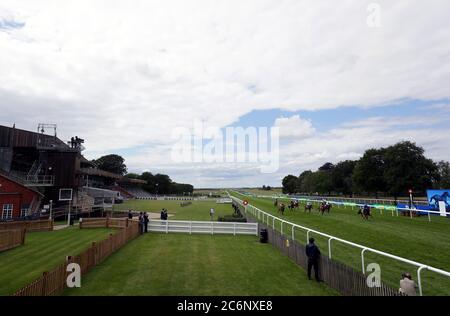 Master of the Seas von Jockey William Buick geritten gewinnt die bet365 Superlative Stakes am dritten Tag des Moet and Chandon July Festivals auf der Newmarket Racecourse. Stockfoto