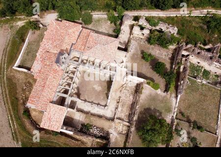 Luftaufnahme der Ruinen eines alten verlassenen Klosters in Santa Maria De Rioseco, Burgos, Spanien. Hochwertige Fotos Stockfoto