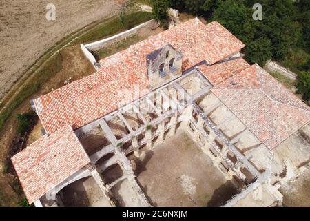 Luftaufnahme der Ruinen eines alten verlassenen Klosters in Santa Maria De Rioseco, Burgos, Spanien. Hochwertige Fotos Stockfoto