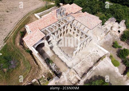 Luftaufnahme der Ruinen eines alten verlassenen Klosters in Santa Maria De Rioseco, Burgos, Spanien. Hochwertige Fotos Stockfoto