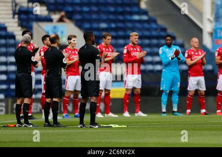 Deepdale Stadium, Preston, Lancashire, Großbritannien. Juli 2020. English Championship Football, Preston North End gegen Nottingham Forest; EIN Minuten Applaus von Nottingham Forest Spielern und Spielfunktionären, um den Tod des Weltcup-Siegers Jack Charlton zu markieren Kredit: Action Plus Sports/Alamy Live News Stockfoto