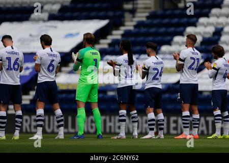 Deepdale Stadium, Preston, Lancashire, Großbritannien. Juli 2020. English Championship Football, Preston North End gegen Nottingham Forest; EIN minutiger Applaus von Preston North End Spielern und Spielfunktionären, um den Tod des Weltcup-Gewinners Jack Charlton zu markieren Credit: Action Plus Sports/Alamy Live News Stockfoto