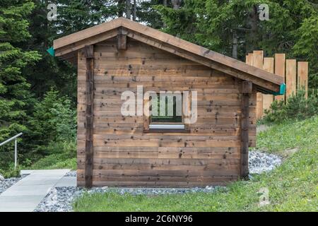 Holzhütte im Garten Stockfoto