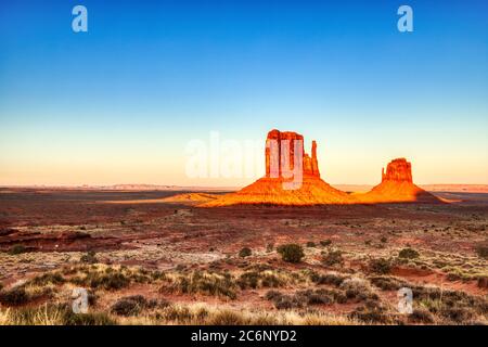 Monument Valley im Navajo National Park beleuchtet von Sonnenuntergang, Grenze von Utah und Arizona, USA Stockfoto