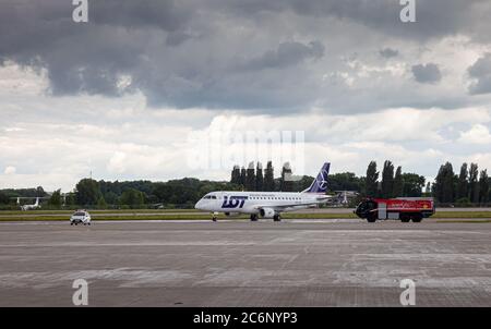 Ukraine, Kiew - 8. Juli 2020: Passagierflugzeug. FLUGZEUG SP-LIB LOT - POLNISCHE FLUGLINIEN EMBRAER ERJ-175. Internationaler Flughafen Boryspil. Ankunft des Flugzeugs Stockfoto