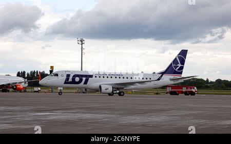 Ukraine, Kiew - 8. Juli 2020: Passagierflugzeug. FLUGZEUG SP-LIB LOT - POLNISCHE FLUGLINIEN EMBRAER ERJ-175. Internationaler Flughafen Boryspil. Ankunft des Flugzeugs Stockfoto