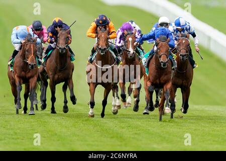 Master of the Seas von William Buick gewinnen Sie die bet365 Superlative Stakes am dritten Tag des Moet and Chandon July Festivals auf der Newmarket Racecourse. Stockfoto