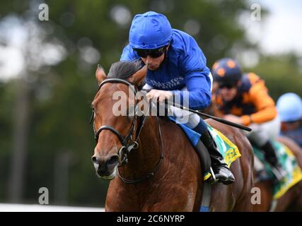 Master of the Seas von William Buick gewinnen Sie die bet365 Superlative Stakes am dritten Tag des Moet and Chandon July Festivals auf der Newmarket Racecourse. Stockfoto