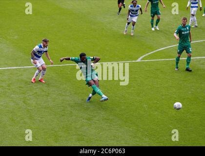 London, Großbritannien . 11. Juli 2020; The Kiyan Prince Foundation Stadium, London, England; English Championship Football, Queen Park Rangers versus Sheffield Mittwoch; Dominic Iorfa von Sheffield Mittwoch schießt und schießt seine Seiten 1. Tor in der 5. Minute, um es zu machen 0-1 Credit: Action Plus Sports Images/Alamy Live News Credit: Action Plus Sports Images/Alamy Live News Stockfoto