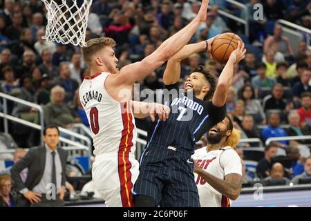 Orlando Magic Spieler Michael Carter-Williams #7 wird am Samstag, den 1. Februar 2020 im Amway Center in Orlando Florida von Meyers Leonard #0 von Miami Heat angestampft. Bildnachweis: Marty Jean-Louis Stockfoto