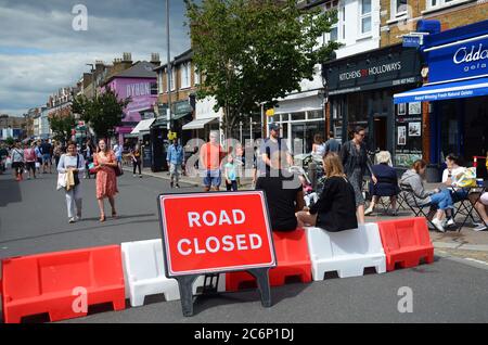 London, Großbritannien. Juli 2020. Northcote Road in Battersea, Wandsworth Fußgänger an den Wochenenden durch den rat erlaubt Restaurants, Tische und Stühle in der Straße zu setzen, um zu helfen, sich finanziell nach der Coronavirus Sperre. Dies ist eine beliebte Straße für Pubs und Restaurants. Kredit: JOHNNY ARMSTEAD/Alamy Live Nachrichten Stockfoto