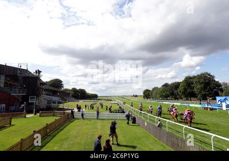 Oxted geritten von Jockey Cieren Fallon gewinnt die Darley Juli Cup Einsätze am dritten Tag des Moet und Chandon Juli Festival auf Newmarket Racecourse. Stockfoto