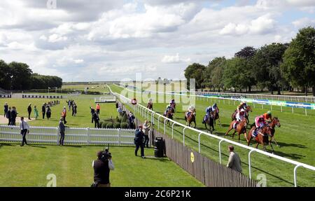 Oxted geritten von Jockey Cieren Fallon gewinnt die Darley Juli Cup Einsätze am dritten Tag des Moet und Chandon Juli Festival auf Newmarket Racecourse. Stockfoto