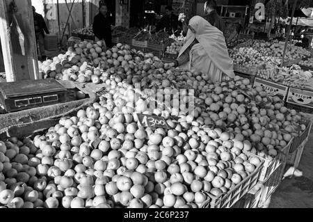 Markt im Norden von Tunesien, wo die Bauern produzieren viele Obst und Gemüse und die Welt berühmten Oliven. Stockfoto