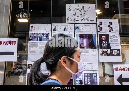 Hongkong, China. Juli 2020. Broschüren und Poster mit den Kandidaten für die Wahlen.im Vorfeld der Parlamentswahlen im September versammelten sich Hongkonger Bürger in Wahllokalen in der ganzen Stadt, um die Stimmen für pandemokratische Kandidaten zu konsolidieren. Die Wähler standen in Restaurants Schlange und reichten mit Papier- und Digitalabwahlen ein. Kredit: SOPA Images Limited/Alamy Live Nachrichten Stockfoto