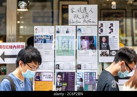 Hongkong, China. Juli 2020. Broschüren und Poster mit den Kandidaten für die Wahlen.im Vorfeld der Parlamentswahlen im September versammelten sich Hongkonger Bürger in Wahllokalen in der ganzen Stadt, um die Stimmen für pandemokratische Kandidaten zu konsolidieren. Die Wähler standen in Restaurants Schlange und reichten mit Papier- und Digitalabwahlen ein. Kredit: SOPA Images Limited/Alamy Live Nachrichten Stockfoto