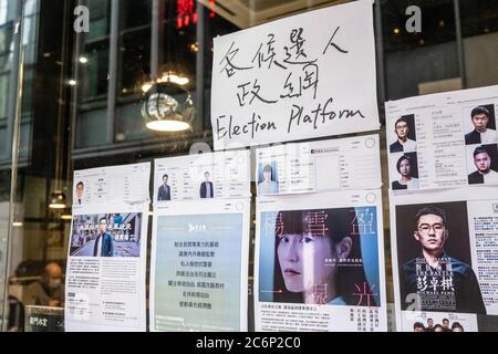 Hongkong, China. Juli 2020. Broschüren und Poster mit den Kandidaten für die Wahlen.im Vorfeld der Parlamentswahlen im September versammelten sich Hongkonger Bürger in Wahllokalen in der ganzen Stadt, um die Stimmen für pandemokratische Kandidaten zu konsolidieren. Die Wähler standen in Restaurants Schlange und reichten mit Papier- und Digitalabwahlen ein. Kredit: SOPA Images Limited/Alamy Live Nachrichten Stockfoto