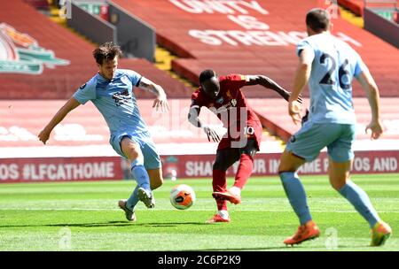 Sadio Mane (Mitte) von Liverpool hat beim Premier League-Spiel im Anfield Stadium in Liverpool einen Torschuss. Stockfoto