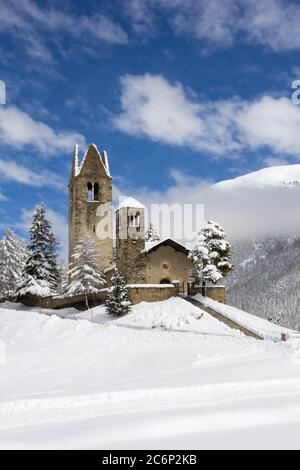 Evangelische Kirche San Gian mit ungespeicherten Turm in Celerina bei St. Moritz, Kanton Graubünden, Schweiz Stockfoto