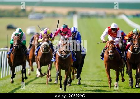 Oxted geritten von Cieren Fallon (Mitte rosa) gewinnen die Darley Juli Cup Einsätze in Newmarket am dritten Tag des Moet und Chandon Juli Festival auf Newmarket Racecourse. Stockfoto