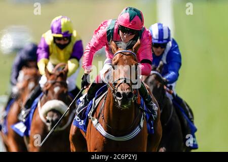 Oxted geritten von Cieren Fallon (Mitte rosa) gewinnen die Darley Juli Cup Einsätze in Newmarket am dritten Tag des Moet und Chandon Juli Festival auf Newmarket Racecourse. Stockfoto