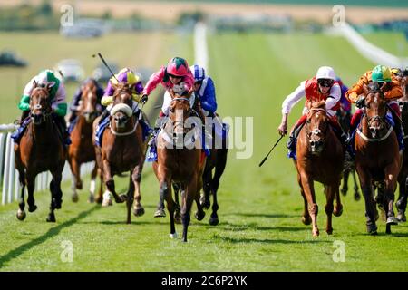 Oxted geritten von Cieren Fallon (Mitte rosa) gewinnen die Darley Juli Cup Einsätze in Newmarket am dritten Tag des Moet und Chandon Juli Festival auf Newmarket Racecourse. Stockfoto