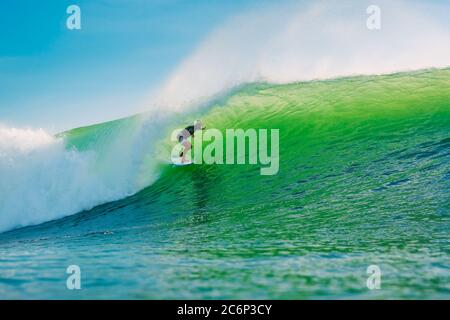 24. April 2019. Bali, Indonesien. Surfer-Fahrt auf Fass Wave. Professionelles Surfen am Dreamland Beach Stockfoto