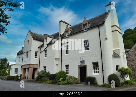 Außenansicht des Fortingall Hotels in Glen Lyon, Schottische Highlands mit der Ewe Public Bar. Weiß getünchtes altes Gebäude, neben der Kirche mit berühmtem Baum. Stockfoto